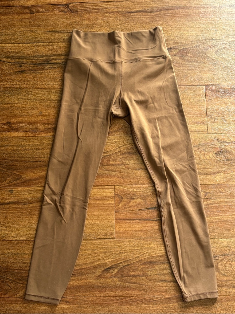 Vuori High-Waist Leggings in Camel Brown